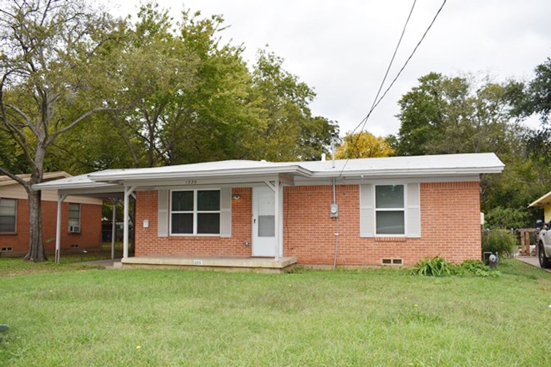 1225 E 15th St in Irving, TX - Building Photo