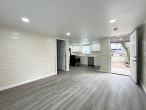 5230 Tunson Rd, Unit 5230 A in Modesto, CA - Foto de edificio - Building Photo