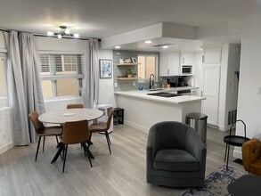 213 Moonstone St, Unit 213 in Manhattan Beach, CA - Foto de edificio - Building Photo