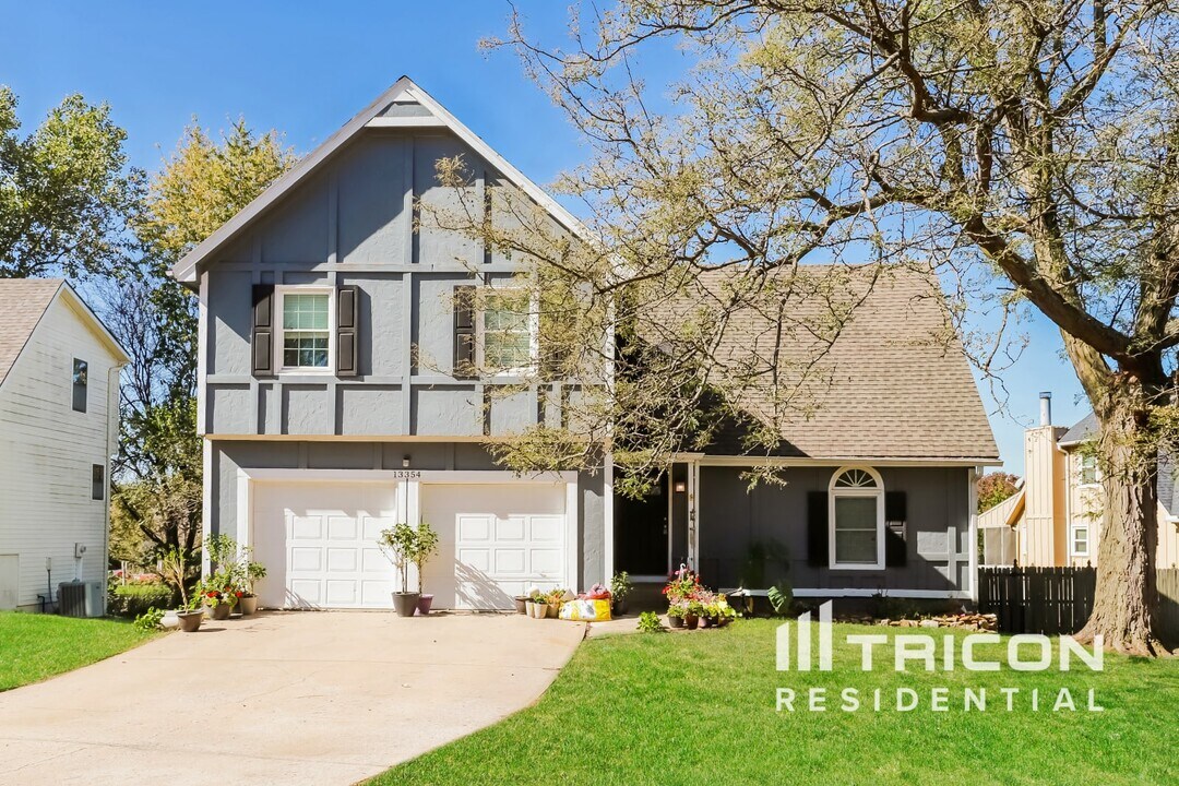 13354 W 112th Terrace in Overland Park, KS - Building Photo