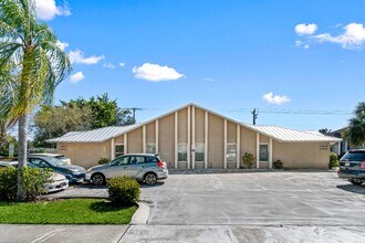 13916 Folkestone Cir in Wellington, FL - Building Photo - Building Photo