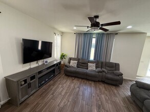 26906 Trestles Dr in Santa Clarita, CA - Building Photo - Building Photo