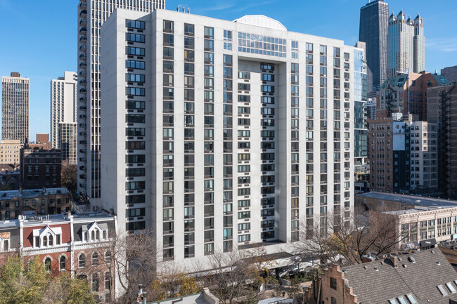 Towers Condominium in Chicago, IL - Foto de edificio - Building Photo