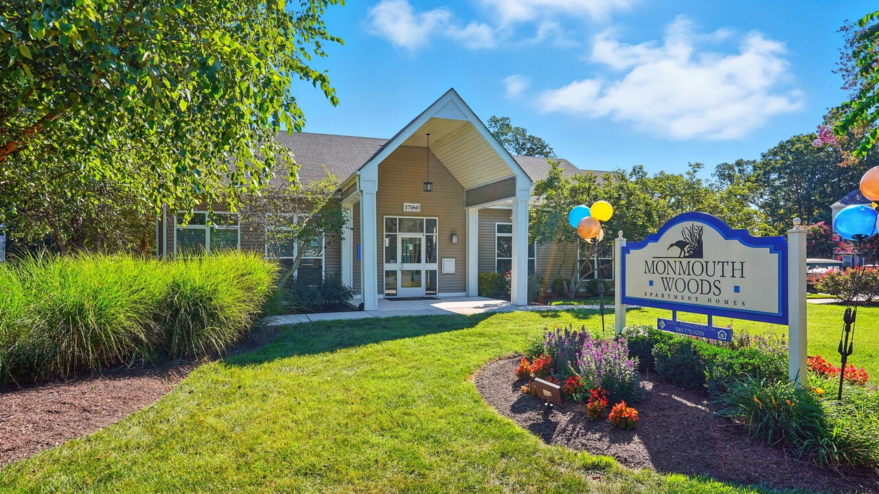 Monmouth Woods Apartments in King George, VA - Foto de edificio
