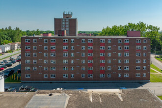 Oneida Towers I in Oneida, NY - Foto de edificio - Building Photo