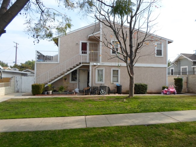 1011 S Sheridan St in Corona, CA - Foto de edificio - Building Photo