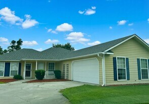 102 Acacia Dr in Kingsland, GA - Building Photo