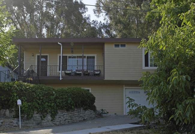 2523 Samuel St in Pinole, CA - Foto de edificio - Building Photo