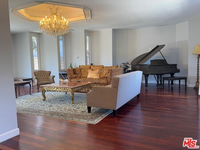 911 Teakwood Rd in Los Angeles, CA - Foto de edificio - Building Photo