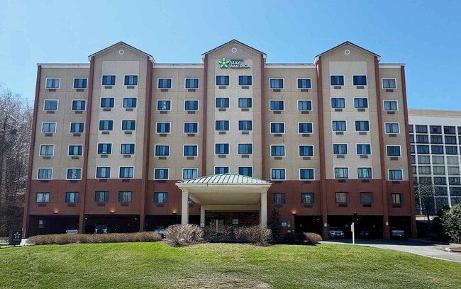 Furnished Studio-White Plains - Elmsford in Elmsford, NY - Foto de edificio - Building Photo