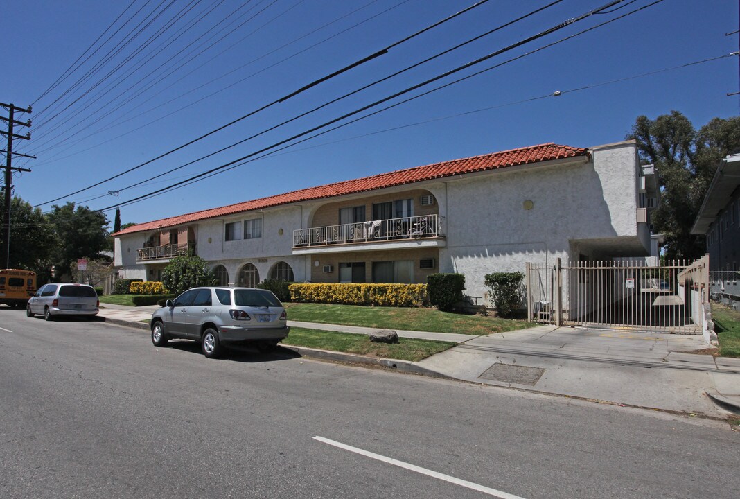15925 Victory Blvd in Van Nuys, CA - Building Photo