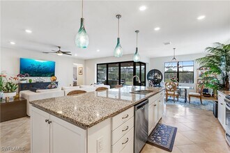 7611 Winding Cypress Dr in Naples, FL - Foto de edificio - Building Photo