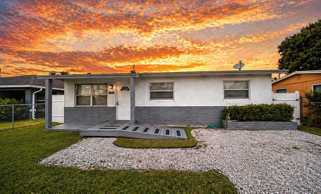 1228 W 6th St in Riviera Beach, FL - Foto de edificio - Building Photo