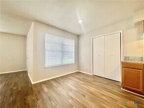 101 Lockhart St in San Marcos, TX - Building Photo - Building Photo
