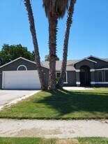 725 Naples St in Lemoore, CA - Building Photo