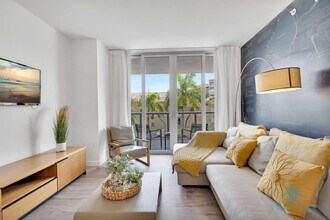 2602 E Hallandale Beach Blvd in Hallandale Beach, FL - Building Photo - Building Photo