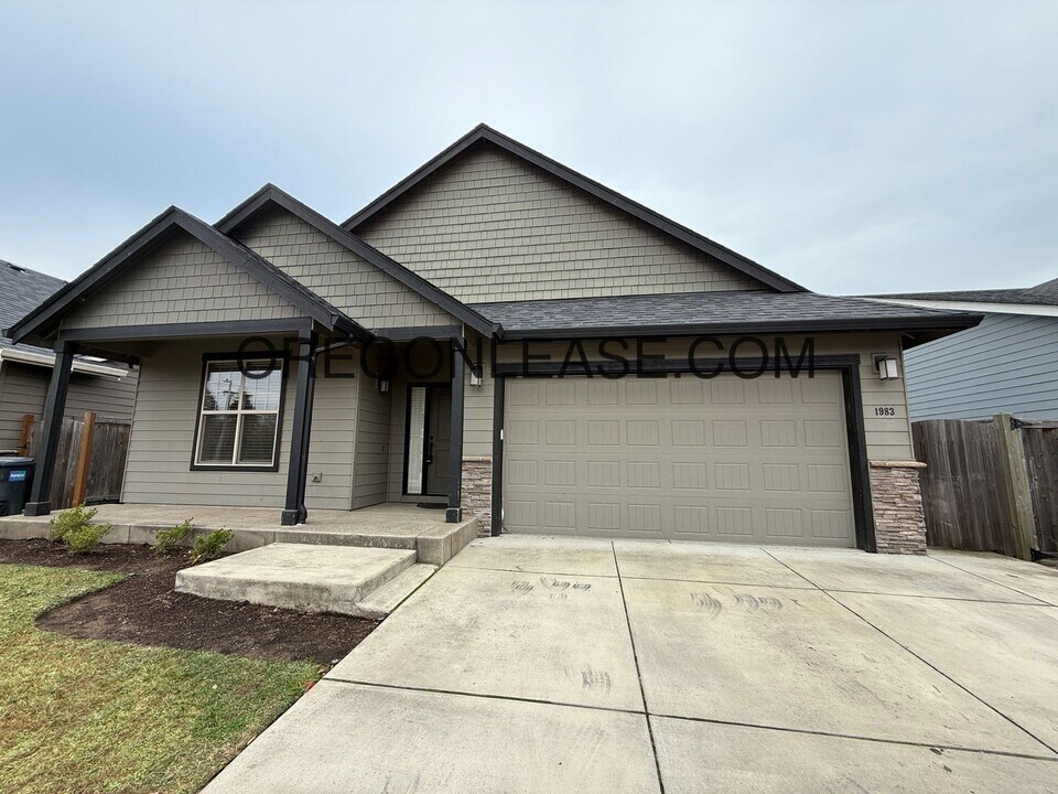 1983 Cedar Brook Dr in Eugene, OR - Building Photo