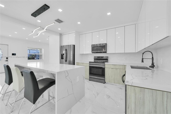 720 SW 60th Ave in Miami, FL - Building Photo - Building Photo