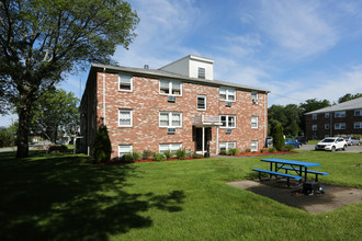 Willow Park Apartments in Salem, NH - Foto de edificio - Building Photo