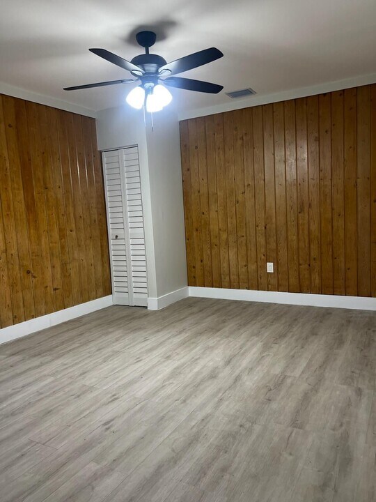 1019 Mayflower Rd in Fort Pierce, FL - Foto de edificio