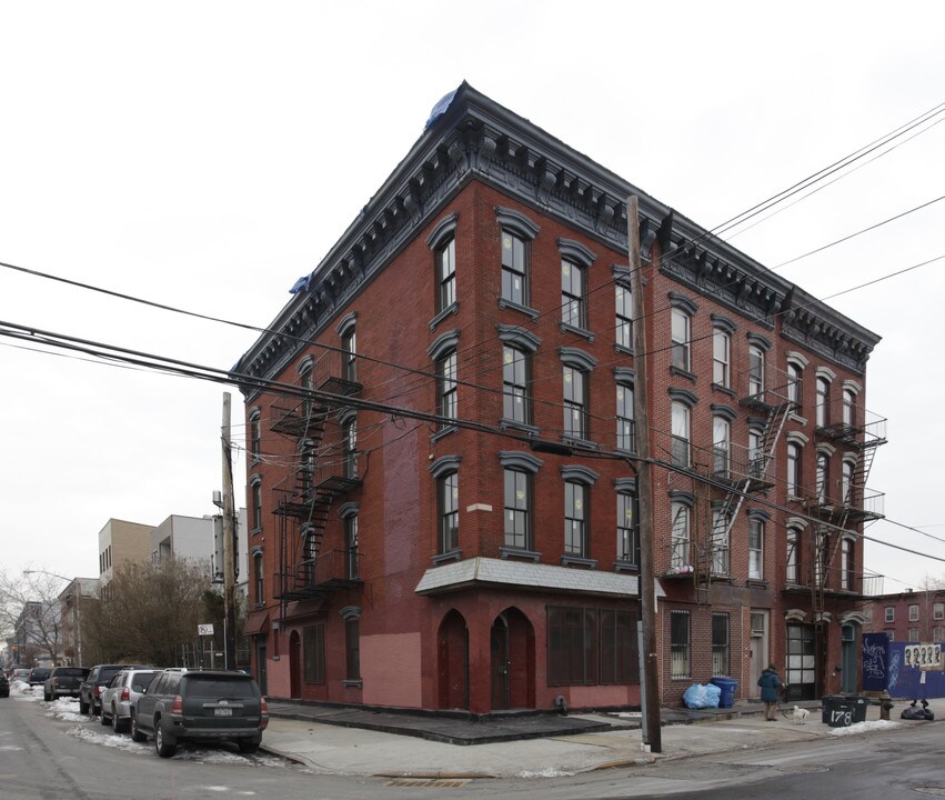 62 Green St in Brooklyn, NY - Building Photo