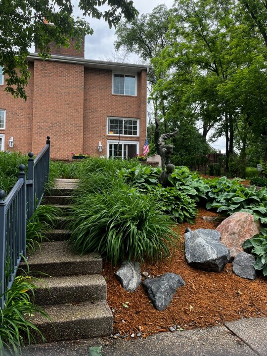 236 Barry Ave S-Unit -236 in Wayzata, MN - Building Photo