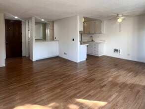 6000 Canterbury Dr, Unit D212 in Culver City, CA - Building Photo - Building Photo