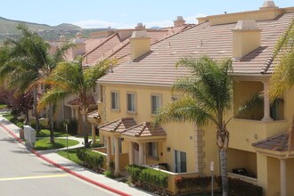Colony Townhomes in Canyon Country, CA - Building Photo - Building Photo
