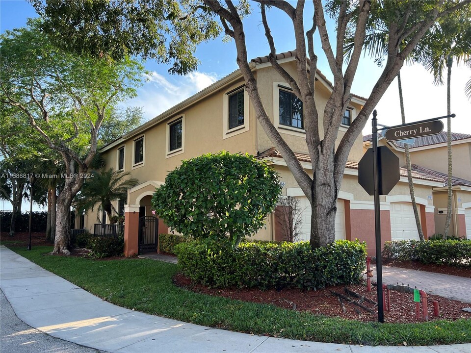 3926 Mango Dr in Weston, FL - Building Photo