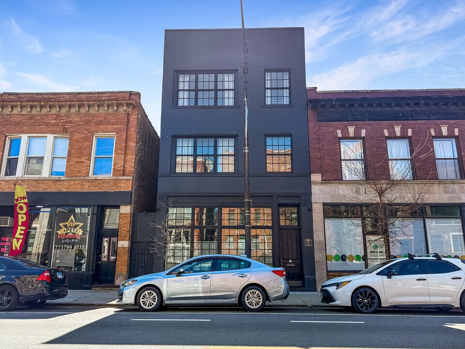 1917 W Belmont Ave in Chicago, IL - Building Photo