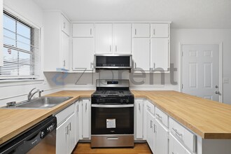 5893 N Castlegate Dr in Atlanta, GA - Foto de edificio - Building Photo