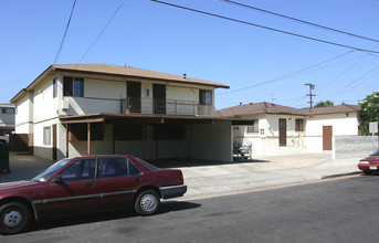 235 S Weitzel St in Oceanside, CA - Foto de edificio - Building Photo