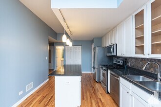 2356 N Elston Ct in Chicago, IL - Building Photo - Building Photo