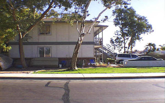 2055-2059 N Winterhaven Apartamentos