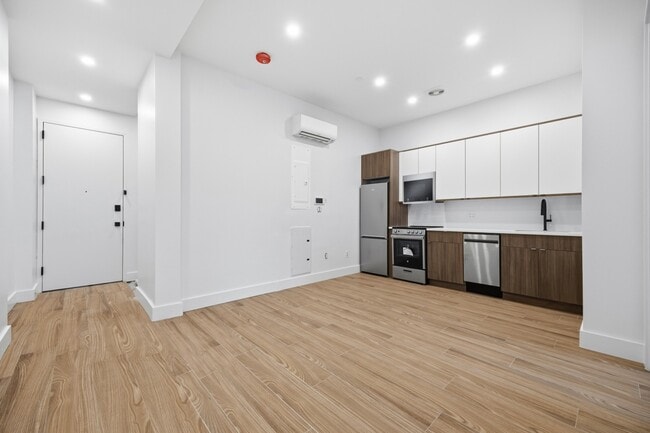 379 Hawthorne St, Unit 1B in Brooklyn, NY - Building Photo - Building Photo