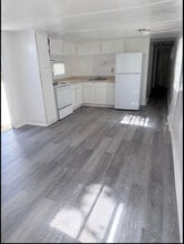 215 Weeks Rd in Cleburne, TX - Foto de edificio - Building Photo