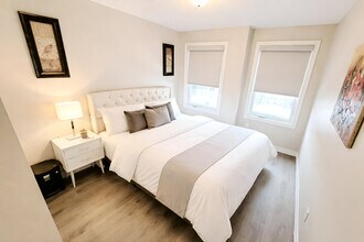 815 Mikinak Rd in Ottawa, ON - Building Photo - Building Photo