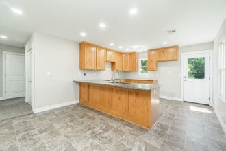 807 Jesse James Rd in Pineville, MO - Building Photo - Building Photo