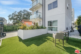 2057-2054 S Garth Ave in Los Angeles, CA - Foto de edificio - Building Photo