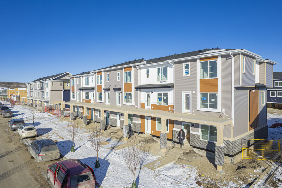 1219 Creekside Blvd SW in Calgary, AB - Building Photo