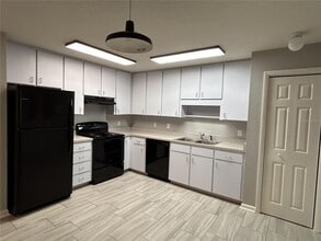 911 NW 4th Ave in Chiefland, FL - Foto de edificio - Building Photo