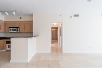335 S Biscayne Blvd, Unit 2400 in Miami, FL - Building Photo - Building Photo