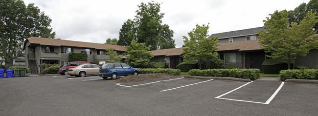 Chestnut Court Apartments in Portland, OR - Building Photo - Building Photo