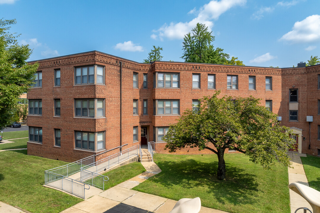 West Court Apartments in Wilmington, DE - Building Photo