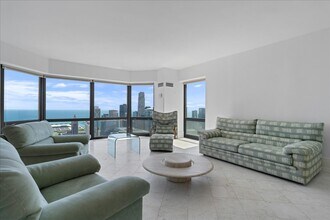 100 E Huron St in Chicago, IL - Building Photo - Building Photo