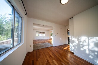 8639 Crescent Dr in Los Angeles, CA - Building Photo - Building Photo