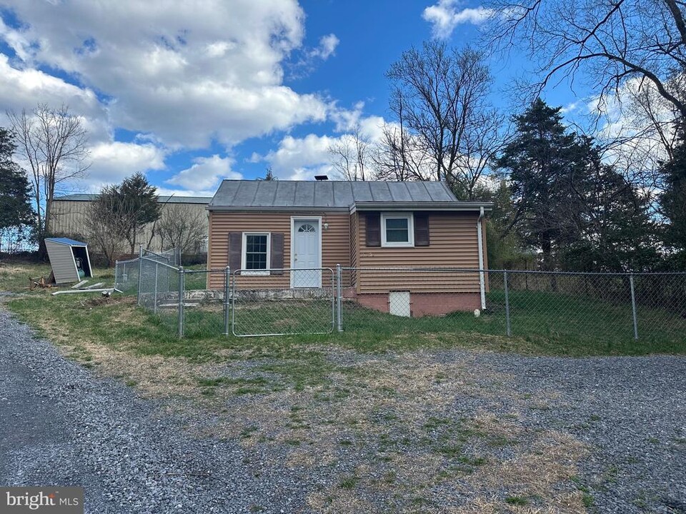 27292 Old Valley Pike in Toms Brook, VA - Building Photo