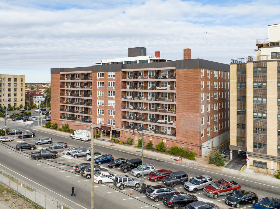 Oakwood Apartment Corp. in Long Beach, NY - Building Photo