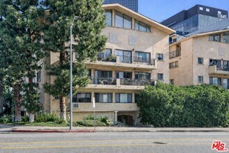1154 S Barrington Ave in Los Angeles, CA - Foto de edificio - Building Photo