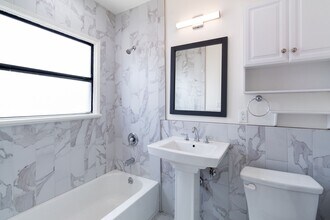 2104 E Florida St, Unit 10 in Long Beach, CA - Building Photo - Building Photo